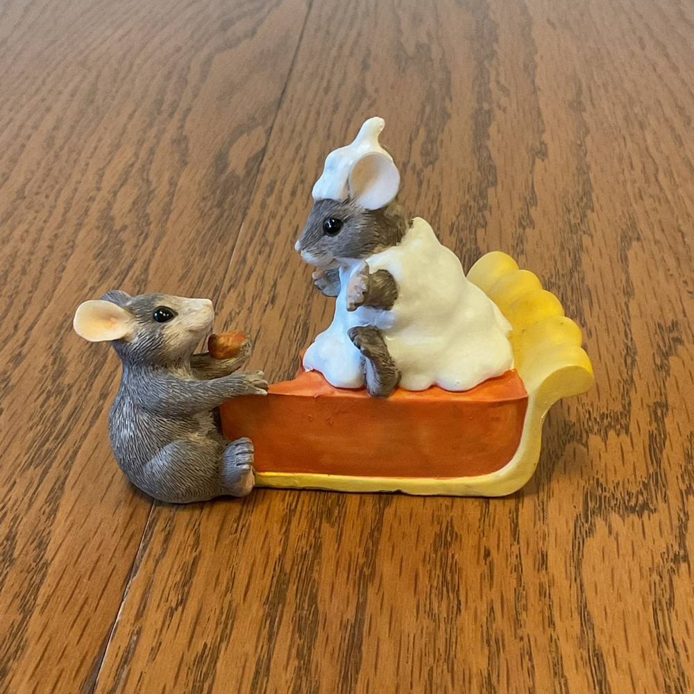 Charming Tails Pumpkin Pie Figurine by Dean Griff.